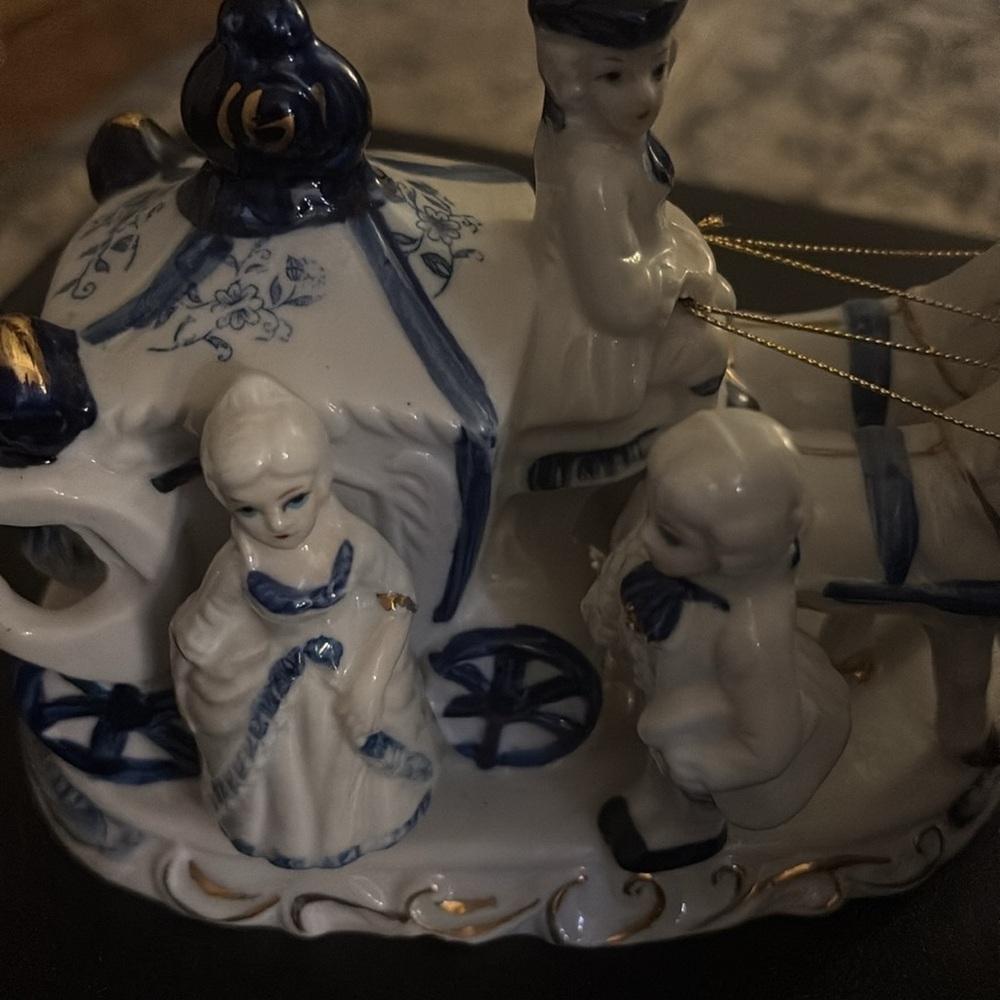 Vintage Horse Carriage Victorian Colonial Porcelain Figurine Blue White (061) - Picture 2 of 6